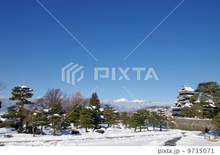 国宝 雪景色の松本城と北アルプス 国宝 雪景色の松本城と北アルプス 9735071