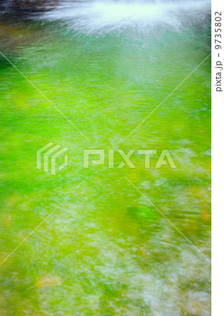 新緑の映る渓流 9735802