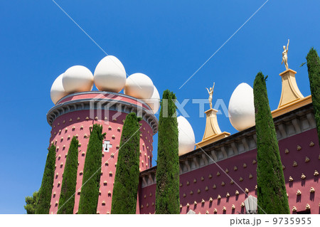 Salvador Dali museum in Figueras, Spain Salvador Dali museum in Figueras, Spain 9735955