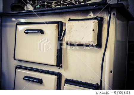 Old white metal oven 9736333