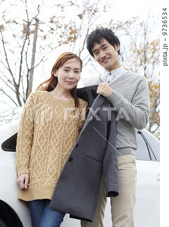 ドライブするカップル 9736534