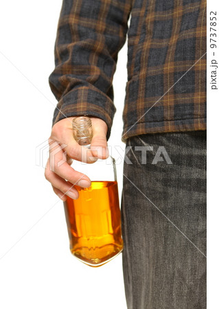 酒瓶を持つ男性の写真素材
