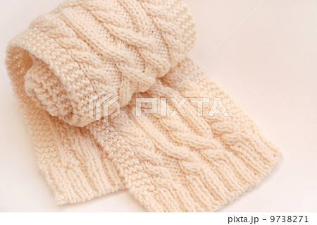 マフラー 手編み 縄編み 冬 編み目 模様 かわいい 白色 ハンドメイド 手芸 ナチュラル 生 の写真素材
