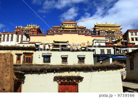 中国シャングリラの松賛林寺 Songzahlin Monastery in Shangril La 中国シャングリラの松賛林寺 Songzahlin Monastery in Shangril La 9739566