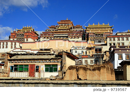 中国シャングリラの松賛林寺の風景 Songzanlin Monastery, Shangri La 中国シャングリラの松賛林寺の風景 Songzanlin Monastery, Shangri La 9739567