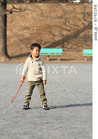 バトミントンをする幼児(4歳児) 9740149