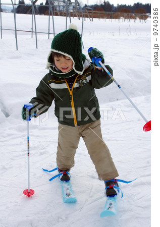 スキーをする子供 スキーをする子供 9740386