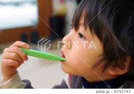 歯磨きする子供 9742747