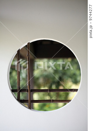 和風家屋の格子窓 9744277