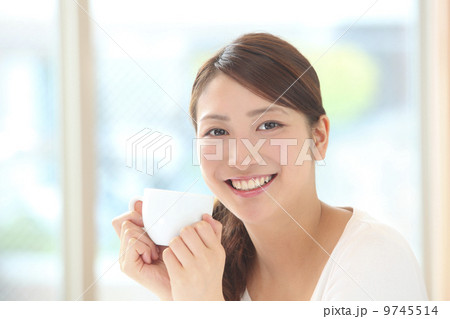 コーヒーを飲む若い女性 コーヒーを飲む若い女性 9745514