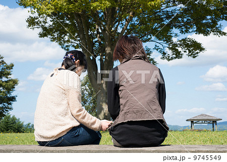 読書する女性 読書する女性 9745549