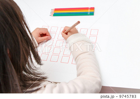カタカナの練習をする女の子 9745783