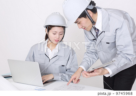 アイパッドで仕事の説明をする社員 アイパッドで仕事の説明をする社員 9745968
