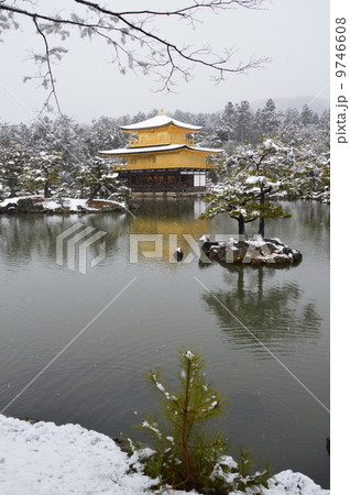 雪の金閣寺（京都市北区） 9746608