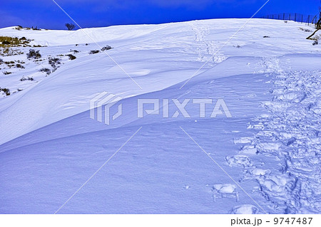 雪山と登山道 雪山と登山道 9747487