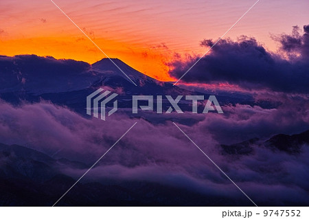 夕暮れの富士山 9747552