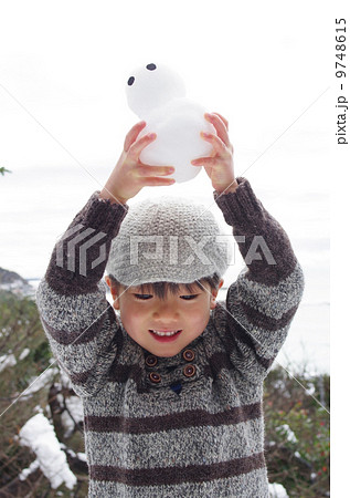 子供と雪だるま 9748615