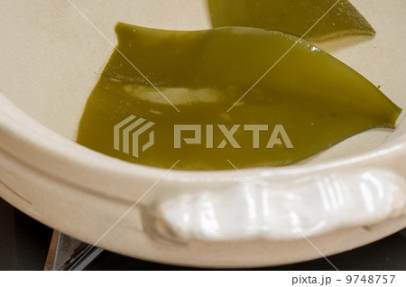 昆布で出汁をとる 9748757