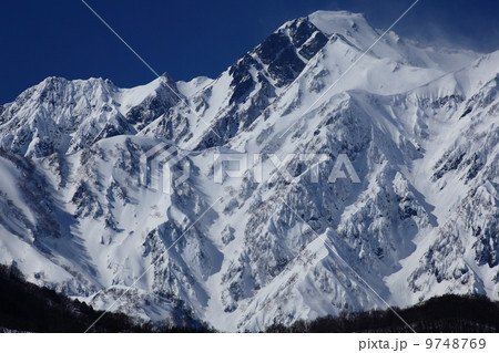 冬の北アルプス五竜岳 9748769