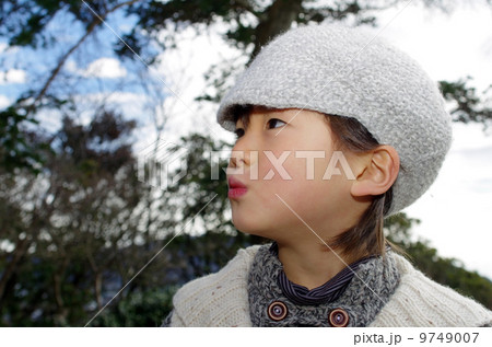 森の中を散歩する子供イメージ 9749007