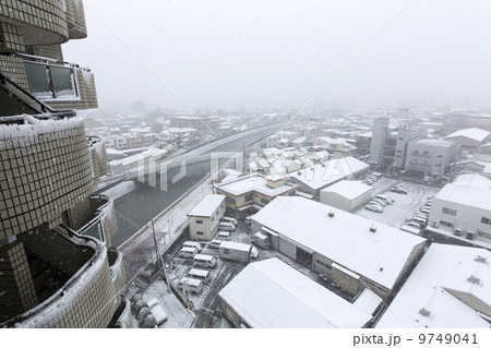 雪降る町並み 9749041