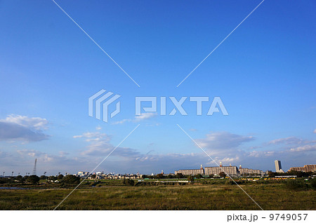 多摩川の河川敷　秋晴れ青空 9749057