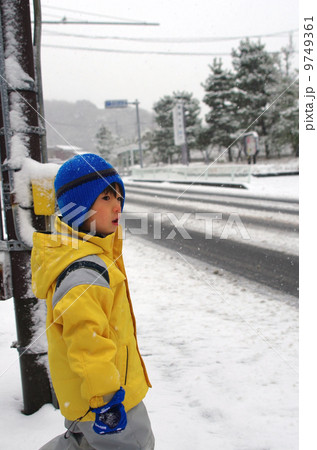 雪と子供 9749361