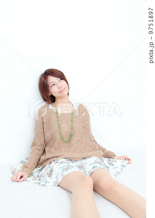 ワンピースとニットの女性 9751897