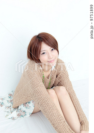 ワンピースとニットの女性 ワンピースとニットの女性 9751899