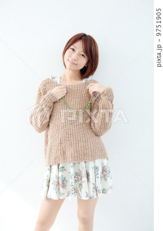 ワンピースとニットの女性 9751905