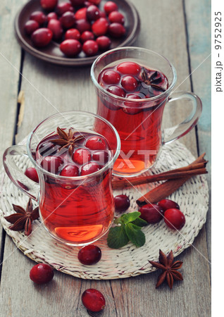 Mulled wine with fresh cranberry Mulled wine with fresh cranberry 9752925