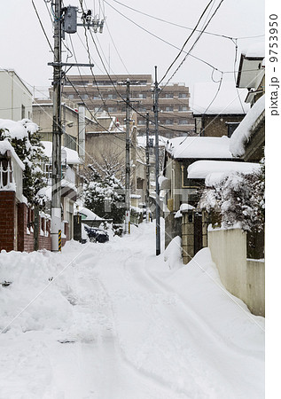 雪の日の住宅街の写真素材 [9753950] - PIXTA