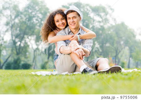 couple lying on the grass in the summer park 9755006