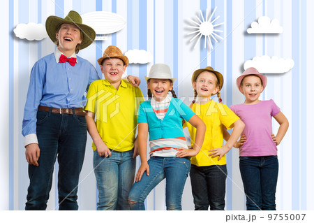 children in a row, wearing a hat 9755007