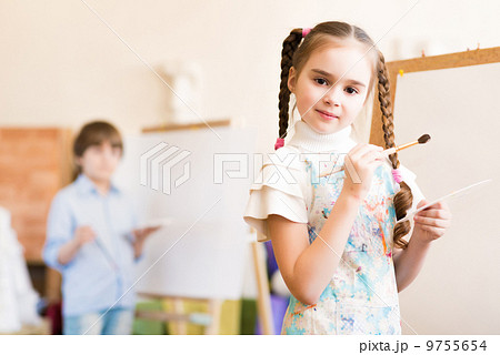 children draw pictures of easels 9755654