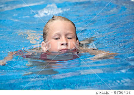 swimming girl 9756418