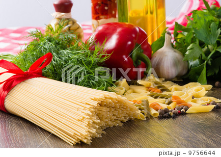 Italian spaghetti and vegetables 9756644