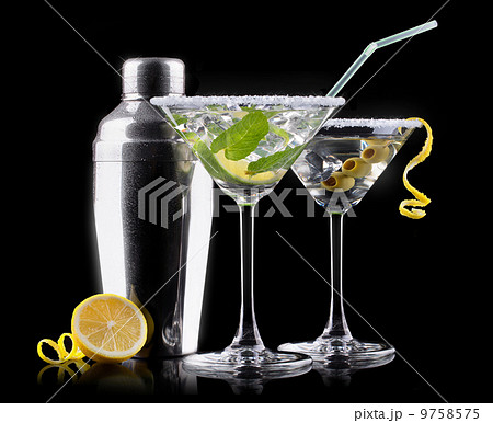 alcohol cocktail set on a black alcohol cocktail set on a black 9758575