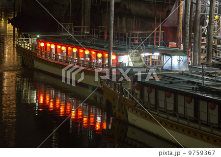 東京芝浦で出港準備をする屋形船 9759367
