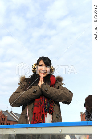 「おもてなし」のポーズをする女性 9759533