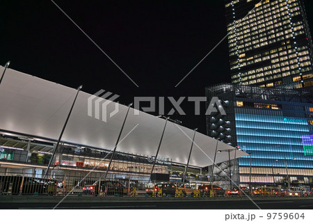 夜の東京駅八重洲口のグランフロント 9759604