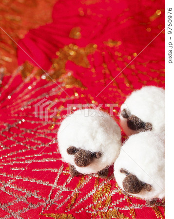 晴れ着の上の羊たち（縦・下寄り三角） 9760976