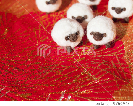 晴れ着の上の羊たち（横・上半分） 9760978