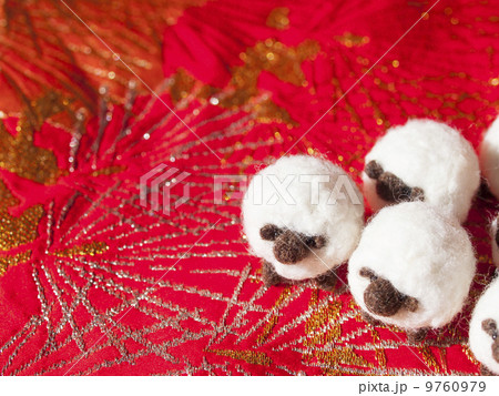 晴れ着の上の羊たち（横・三角） 9760979