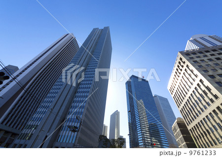 新宿高層ビル街を見上げる。（新宿警察署前から） 9761233