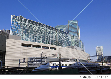 新幹線と東京国際フォーラム（快晴青空） 9761237