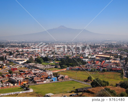 メキシコ：チョルーラ　トラチウアルテペトルの丘からラ・マリンチェを望む 9761480