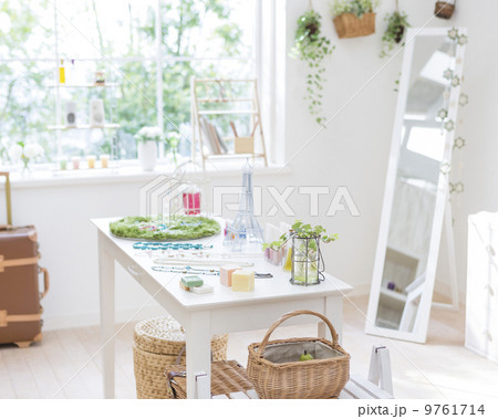 テーブルの上の小物 テーブルの上の小物 9761714