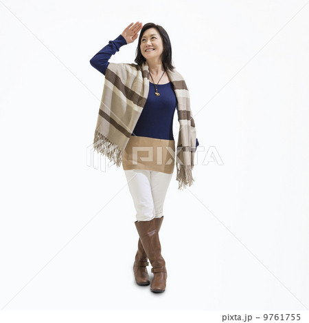 手をかざして立つ女性 9761755