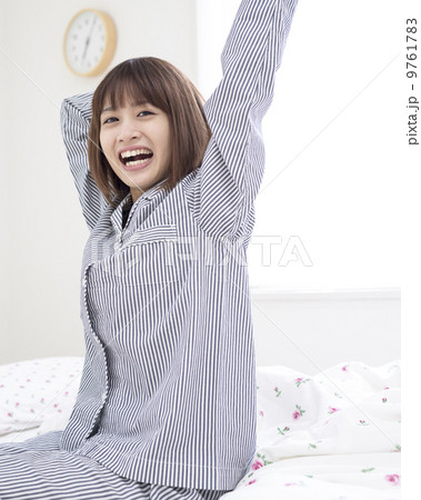 パジャマ姿の女性 9761783